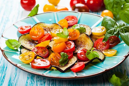 Cibi contro il caldo: cosa mangiare d’estate per rinfrescarsi e sentirsi bene