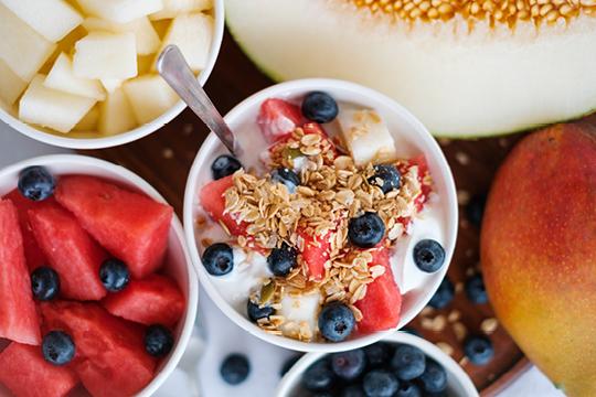 Colazione estiva sana: 3 idee leggere ed energetiche per iniziare la giornata