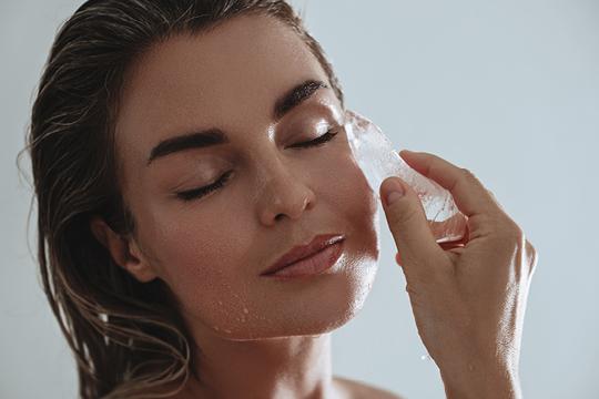 Acqua ghiacciata sul viso: benefici reali o moda?