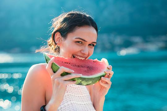 Cosa mangiare al mare per evitare gonfiore e spossatezza