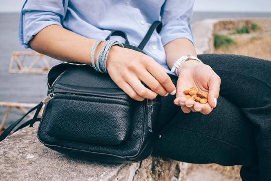 Snack salutari per i viaggi estivi: i cibi pratici da portare in vacanza