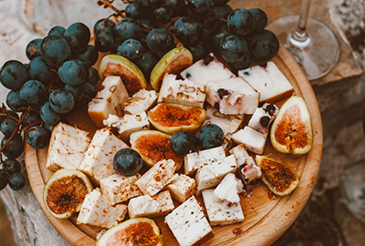 Spiedini di frutta, prosciutto crudo e pecorino