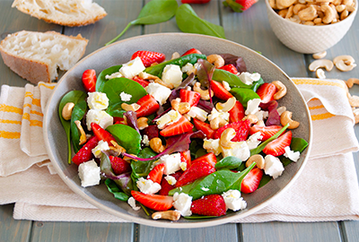 Insalata con feta, spinacini e fragole: l'esplosione di freschezza primaverile
