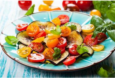 Cibi contro il caldo: cosa mangiare d’estate per rinfrescarsi e sentirsi bene
