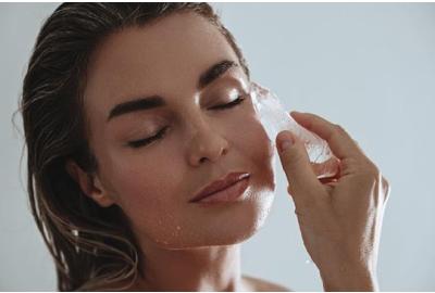Acqua ghiacciata sul viso: benefici reali o moda? 
