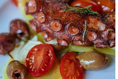 Insalata di polpo, patate e olive nere: un classico dell'estate