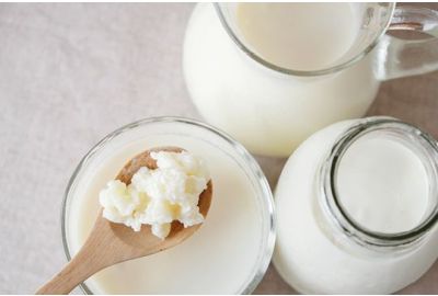 Kefir: cos’è, benefici e come introdurlo nella dieta