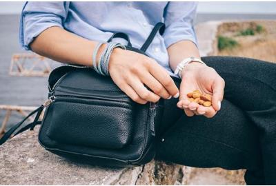 Snack salutari per i viaggi estivi: i cibi pratici da portare in vacanza