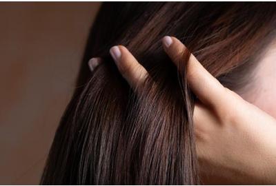 Come rafforzare unghie e capelli dopo l'estate: alimenti e integratori giusti