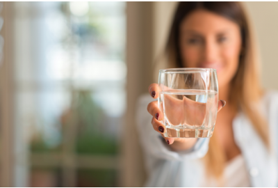 Perché il sapore dell'acqua cambia e come migliorare l'idratazione