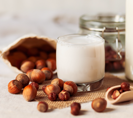 6 proprietà e benefici del latte di nocciola 