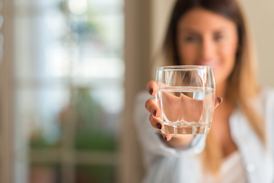 Perché il sapore dell'acqua cambia e come migliorare l'idratazione